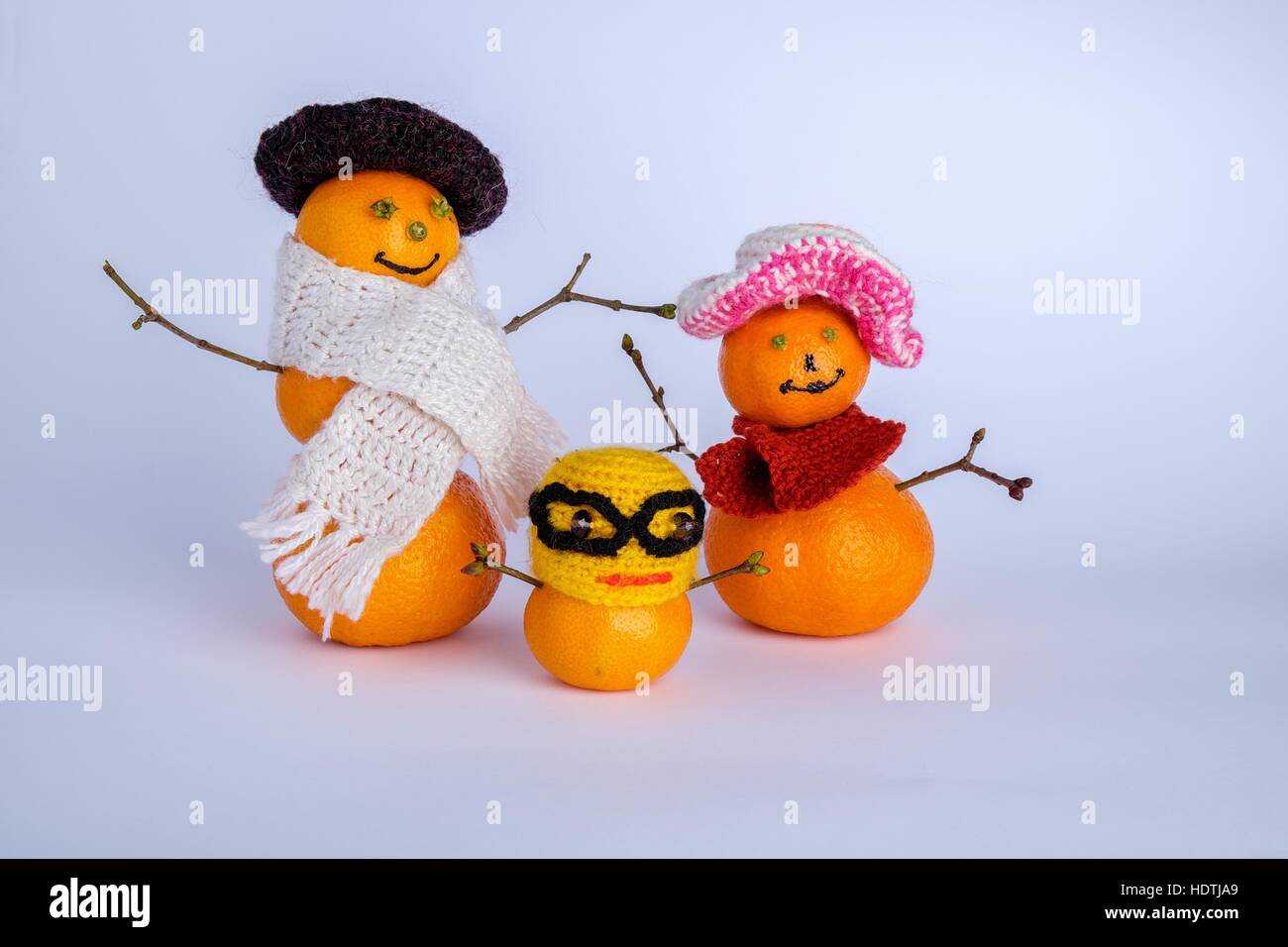 Les figures de mandarins comme les bonshommes en hiver noël style sur fond blanc Banque D'Images