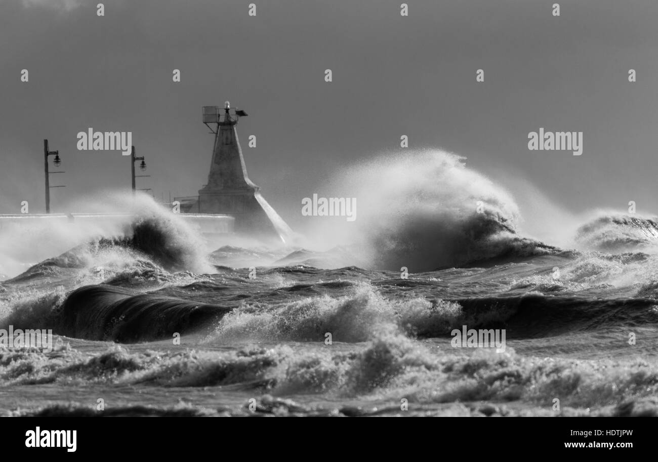De forts vents attisé le lac Érié à partir du lac d'eau douce calme dans un chaudron de surf et de vagues qui peuvent parfois top 30' de hauteur. Banque D'Images