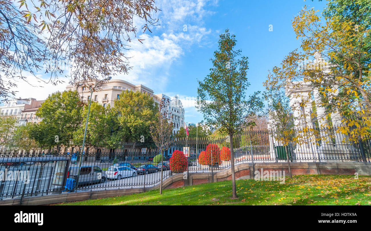 Voir d'Alfonso XII Street depuis l'intérieur de l'un de la ville principale de Madrid, de parcs, Parc du Retiro. Banque D'Images