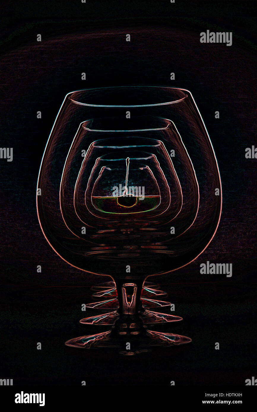 Rangée de verres - image manipulée numériquement avec bords rougeoyants, résumé répétition sur un fond noir Banque D'Images