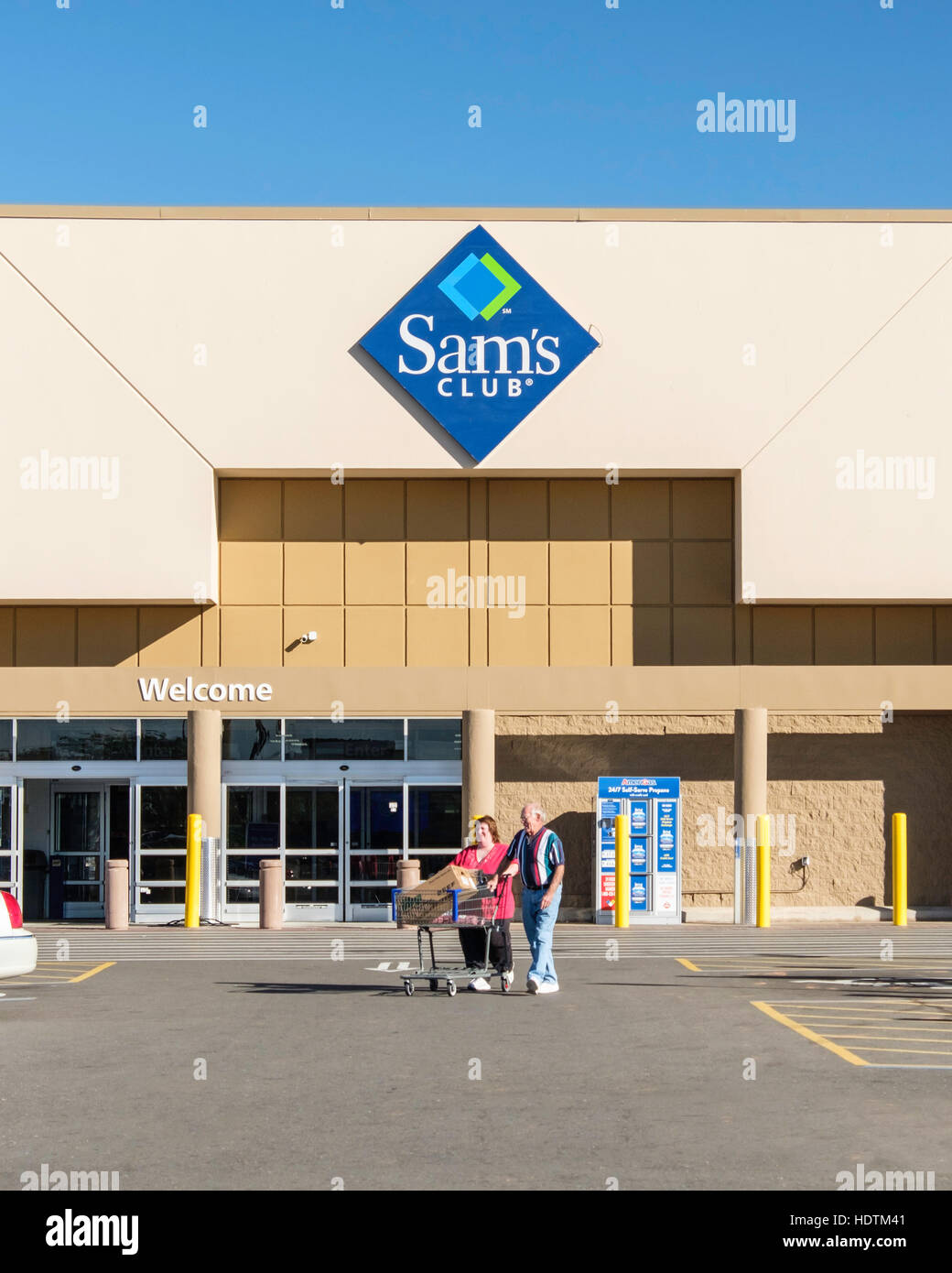 Les achats des consommateurs dont deux laissant Sam's Club, un grand magasin de boîte sur Memorial Rd, Oklahoma City, Oklahoma, USA. De l'extérieur. Banque D'Images