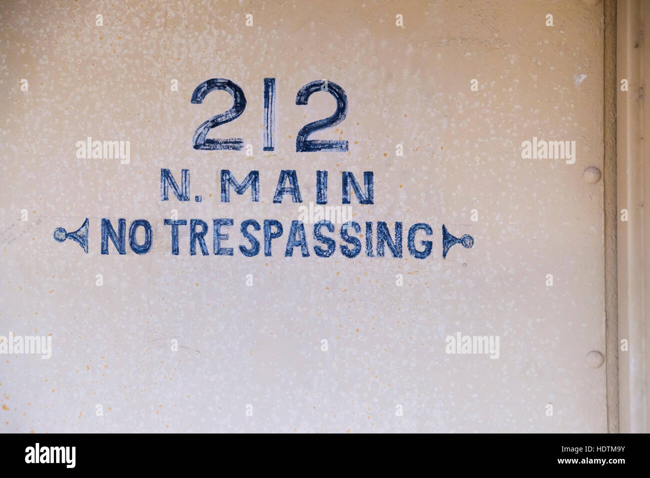 Une adresse avec un pochoir peint aucune intrusion signe sur une porte métallique. USA. Banque D'Images