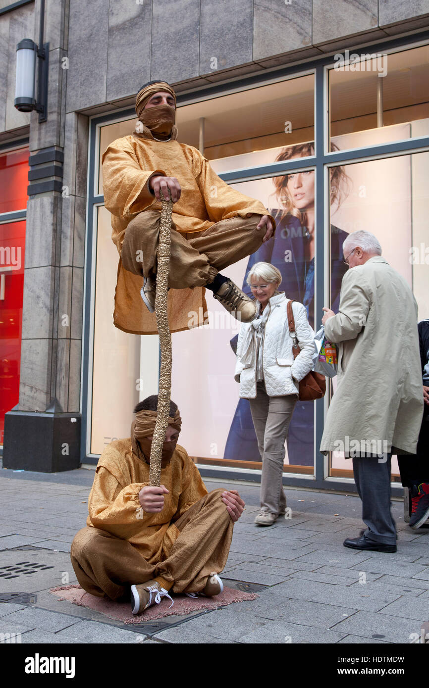 Allemagne, Cologne, artiste de rue dans la rue Hohe Strasse. Banque D'Images