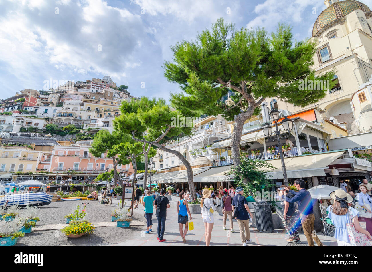 Les gens de mer à Positano avec cafés et bars à l'arrière-plan, Côte d'Amalfi, Italie Banque D'Images