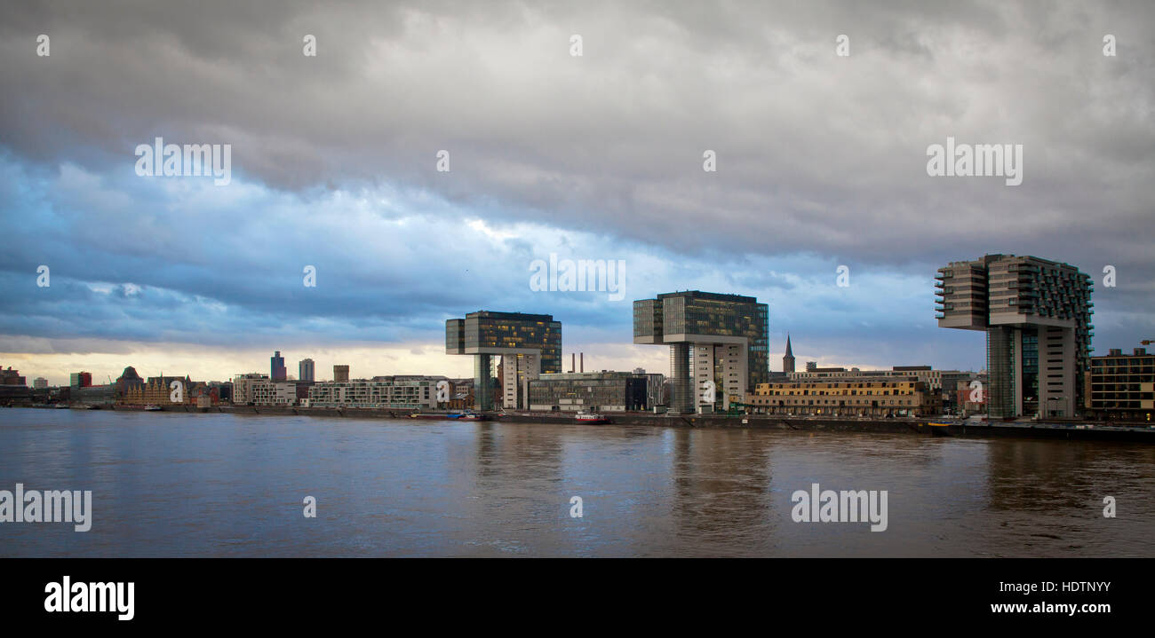 L'Europe, l'Allemagne, Cologne, les maisons de la grue par Hadi Teherani au Rheinau Harbour. Banque D'Images