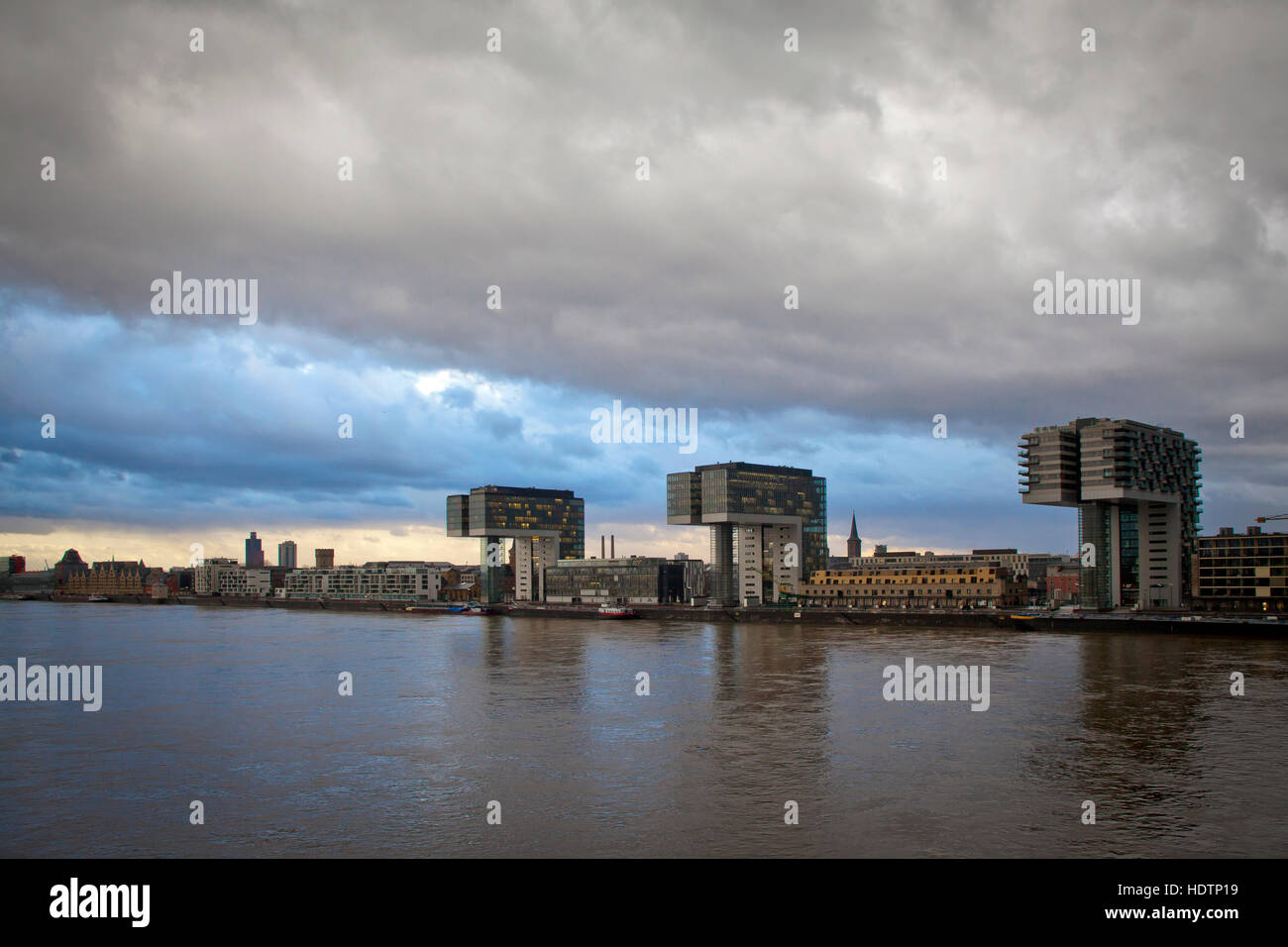 L'Europe, l'Allemagne, Cologne, les maisons de la grue par Hadi Teherani au Rheinau Harbour. Banque D'Images