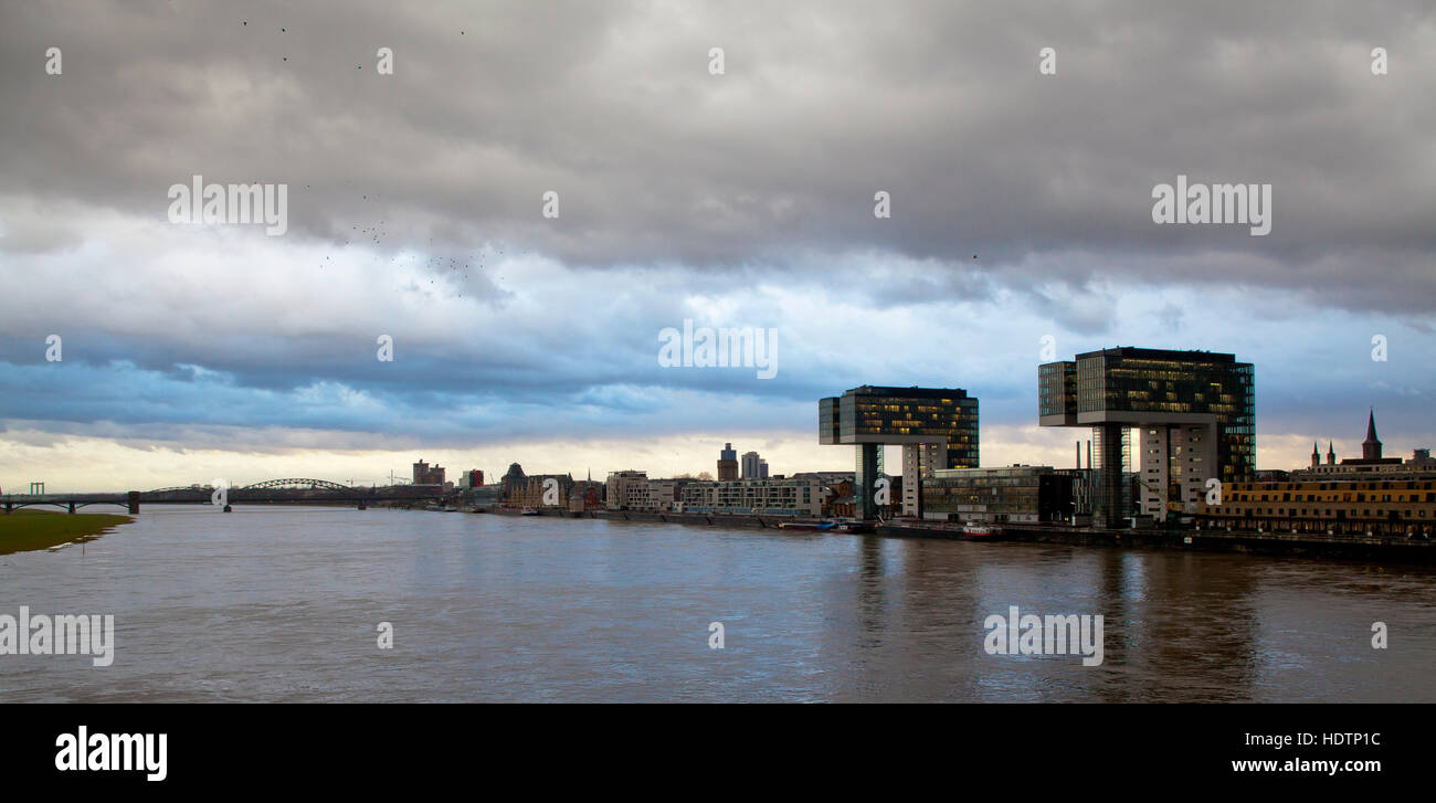 L'Europe, l'Allemagne, Cologne, les maisons de la grue par Hadi Teherani au Rheinau Harbour. Banque D'Images