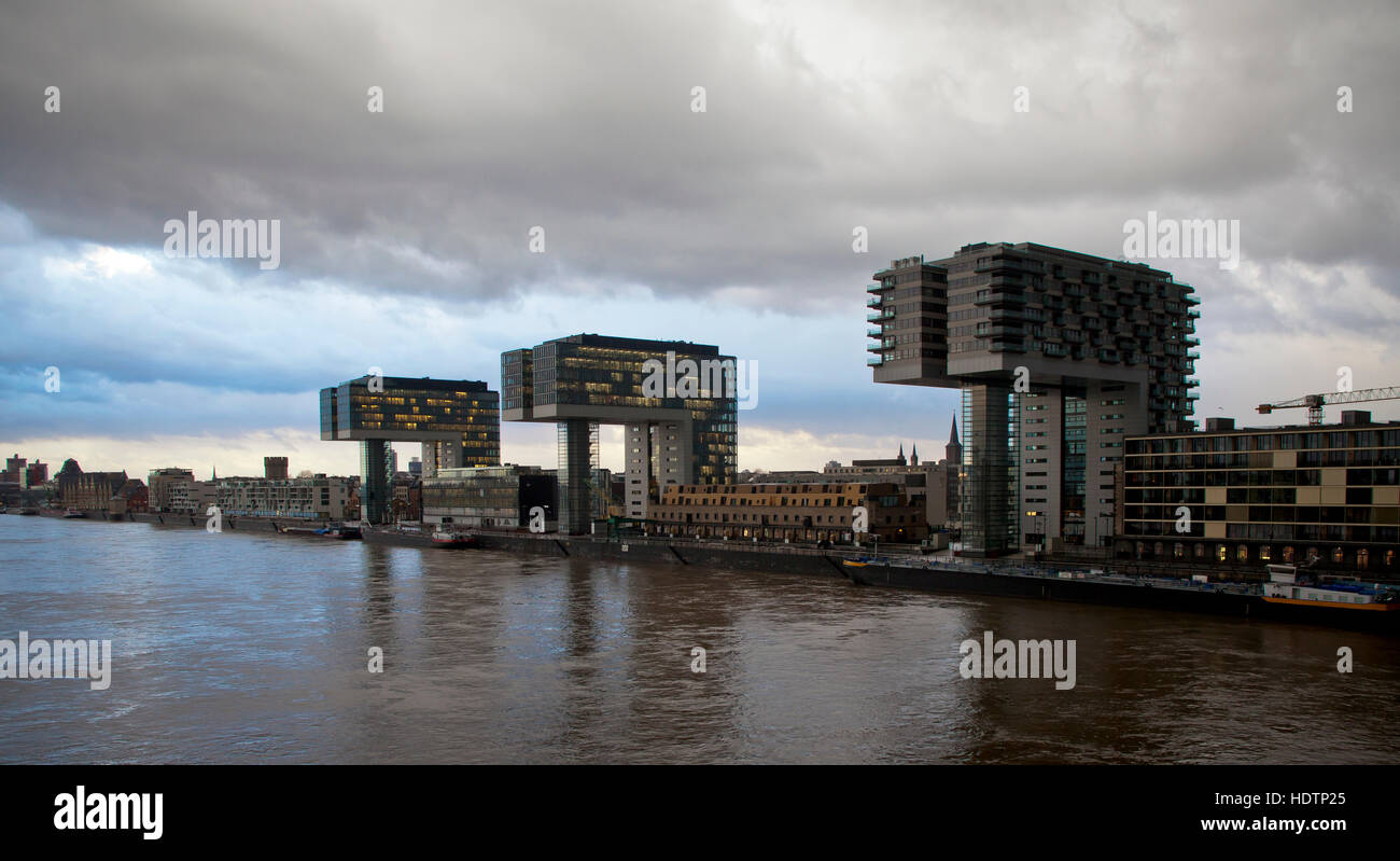 L'Europe, l'Allemagne, Cologne, les maisons de la grue par Hadi Teherani au Rheinau Harbour. Banque D'Images