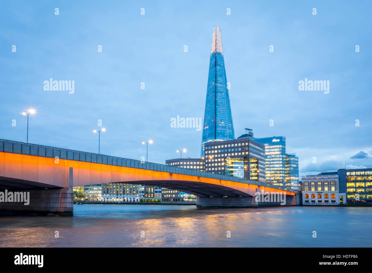 London Skyline at Dusk avec London Bridge et le fragment en vue sur la Tamise Banque D'Images
