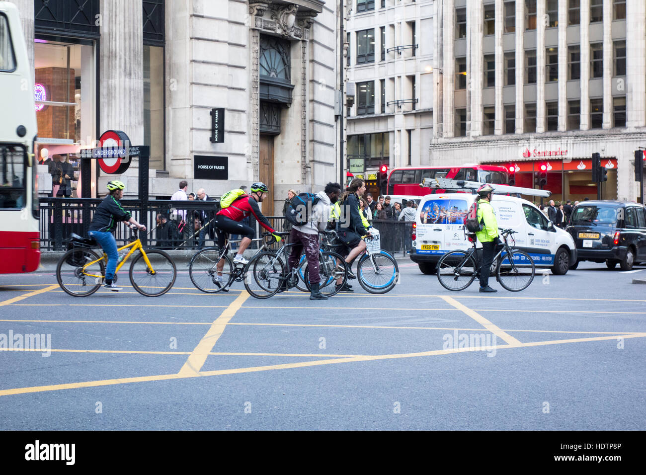 Les cyclistes les cyclistes en attente dans une boîte de jonction, Ville de London, UK Banque D'Images