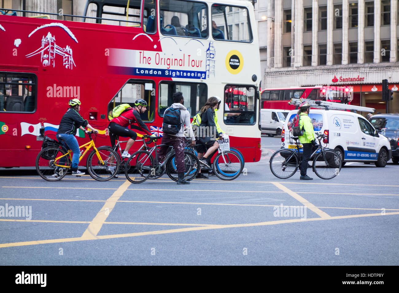 Les cyclistes les cyclistes en attente dans une boîte de jonction, Ville de London, UK Banque D'Images