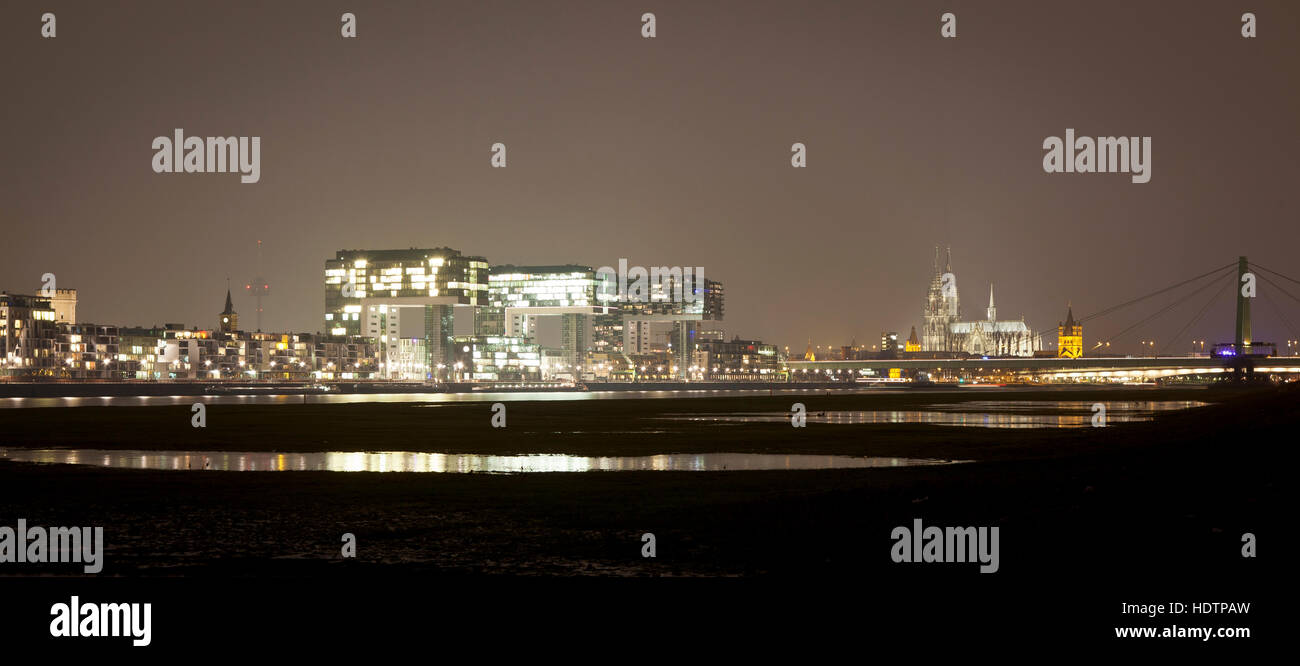 Allemagne, Cologne, en vue de la Rheinau Harbour avec la grue maisons et de la cathédrale. Banque D'Images