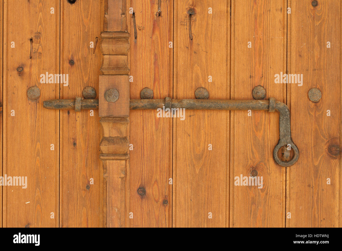 Pêne dormant rouillé Vintage sur la vieille porte en bois. Gros plan  horizontal Photo Stock - Alamy