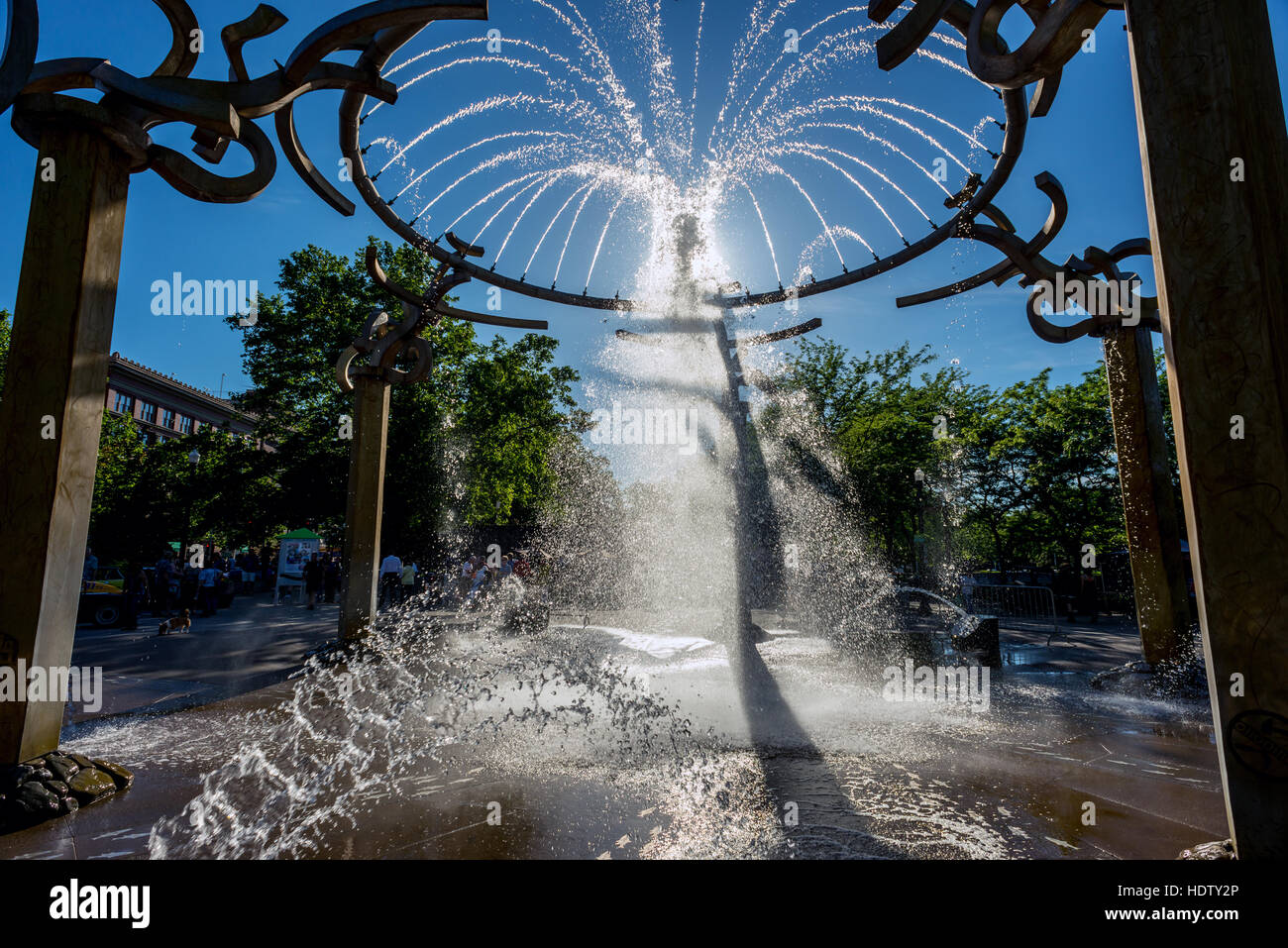 Enfants jouant dans une fontaine à l'Spokane Riverfront Development dans le centre-ville de Spokane WA Banque D'Images