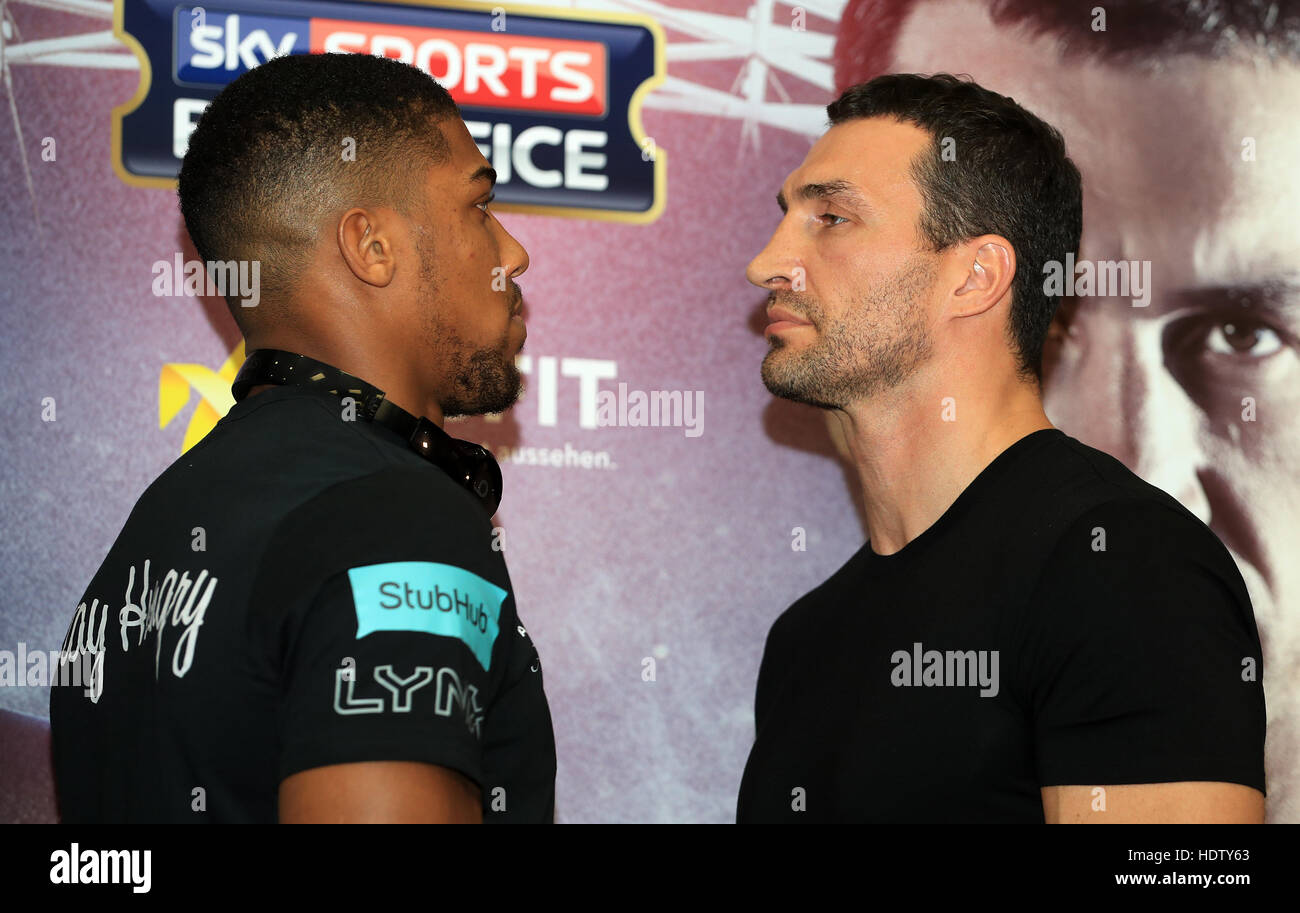 Anthony Josué et Wladimir Klitschko pendant la conférence de presse au stade de Wembley, Londres. Banque D'Images