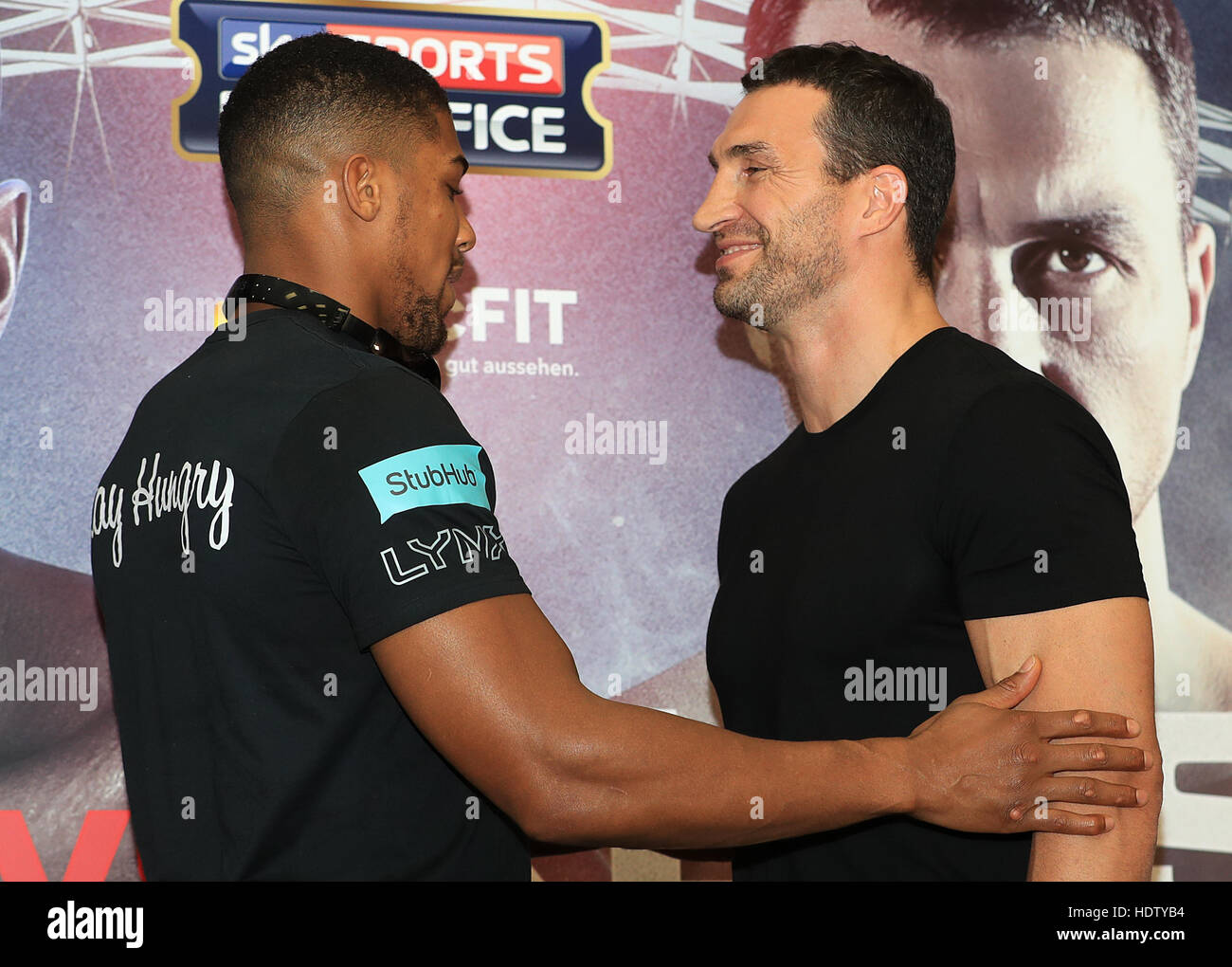 Anthony Josué et Wladimir Klitschko pendant la conférence de presse au stade de Wembley, Londres. Banque D'Images