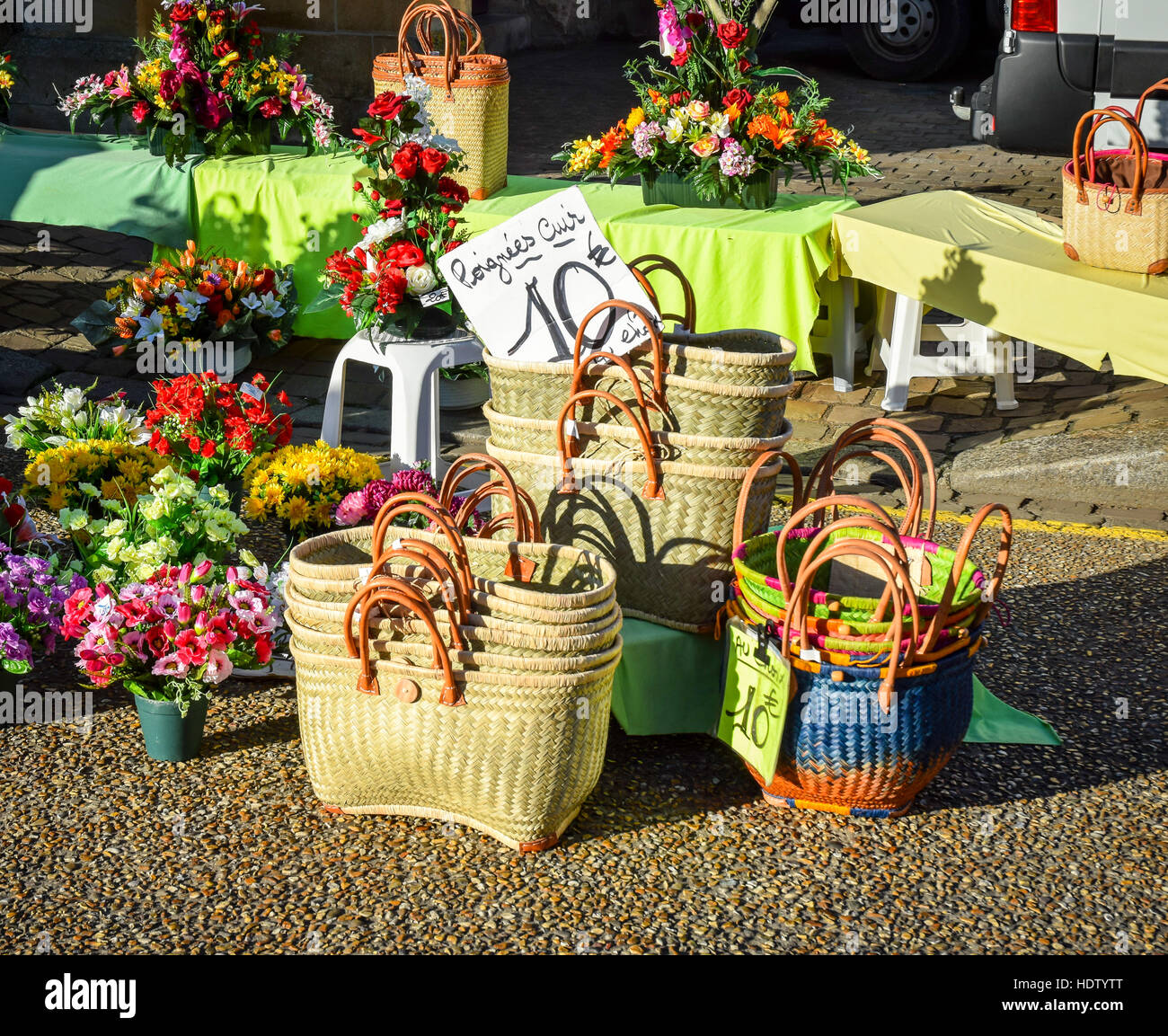 Des paniers de paille et de plantes en pot pour la vente à un marché hebdomadaire en France. Banque D'Images