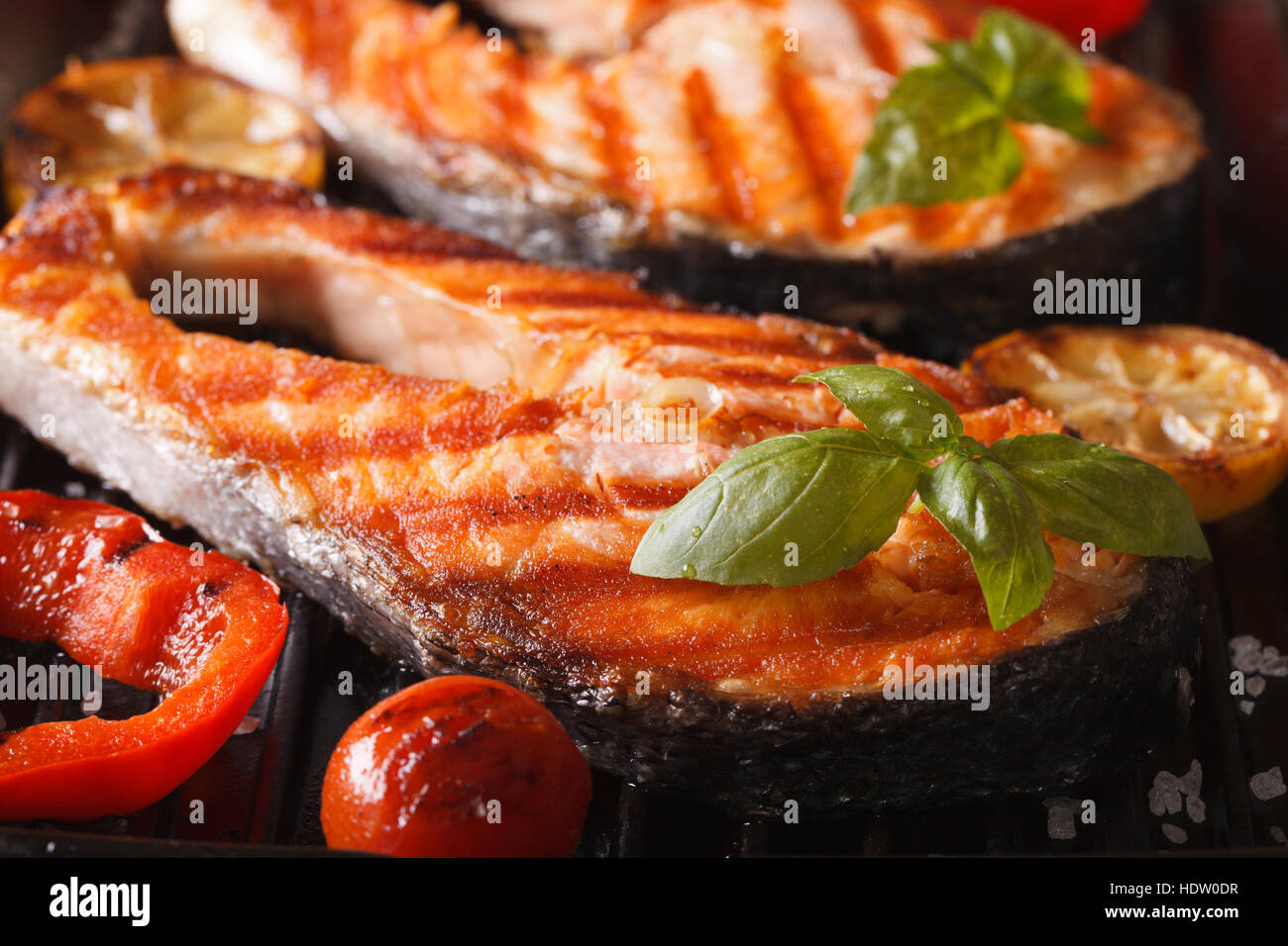 Délicieux Pavé de saumon et légumes sur le grill, macro. Banque D'Images