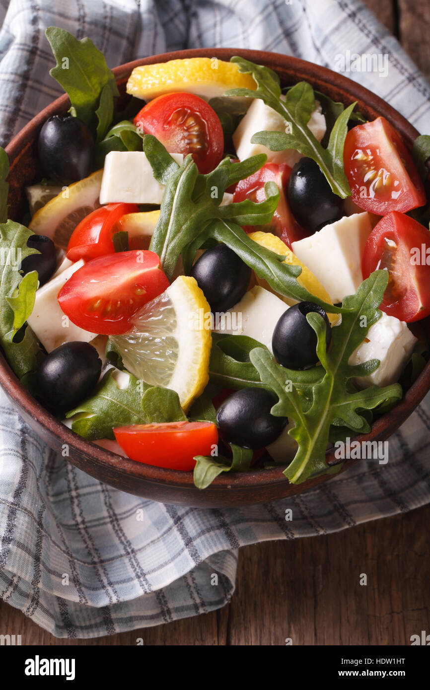 Salade de roquette, feta, olives et tomates libre, verticale Vue de dessus Banque D'Images