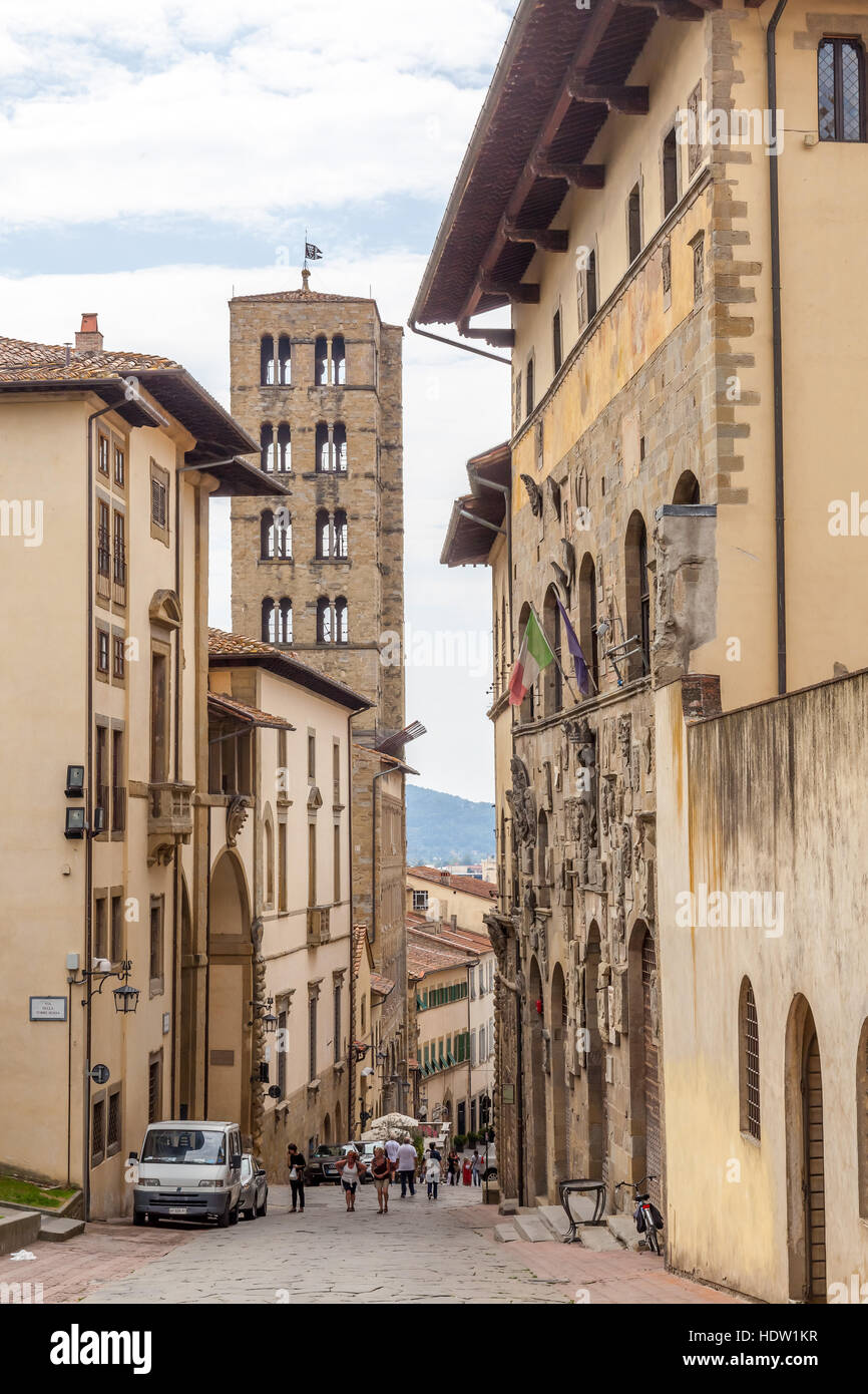 Rue médiévale d'Arezzo. Tour de l'église Santa Maria della Pieve à Toscana. Italie. Banque D'Images