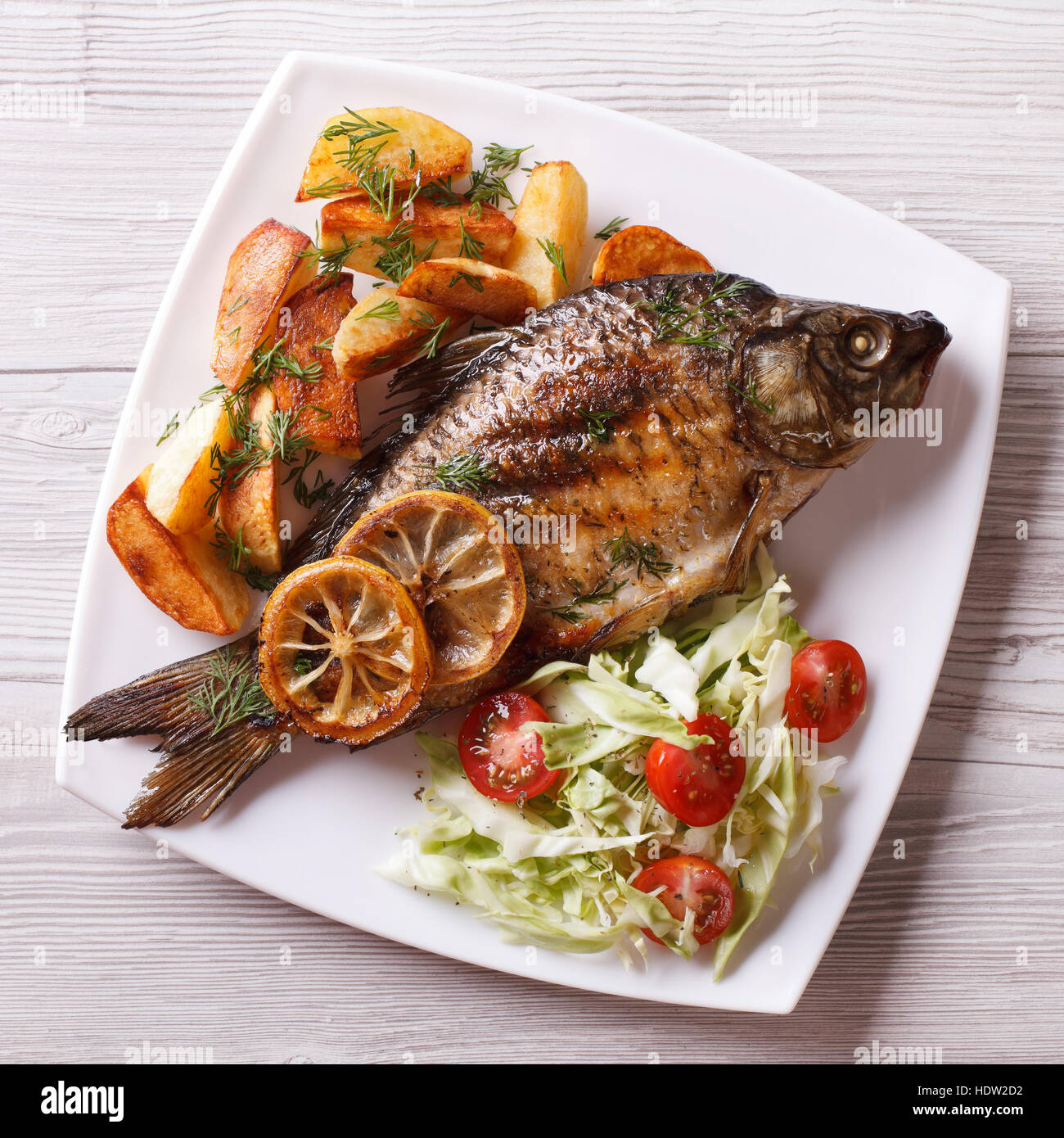 Le poisson grillé avec frites et salade sur une assiette. Vue de dessus  libre Photo Stock - Alamy