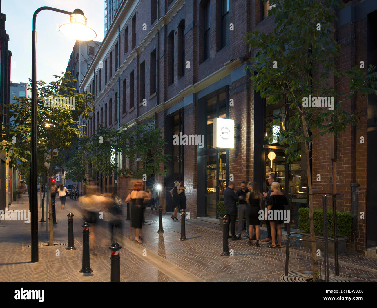 La rue Kensington Kensington dispose d''altitude restaurant Social au crépuscule. L'Ancien hôtel de Clare, Sydney, Australie. Architecte : Tonkin Zulaikha Greer, Banque D'Images