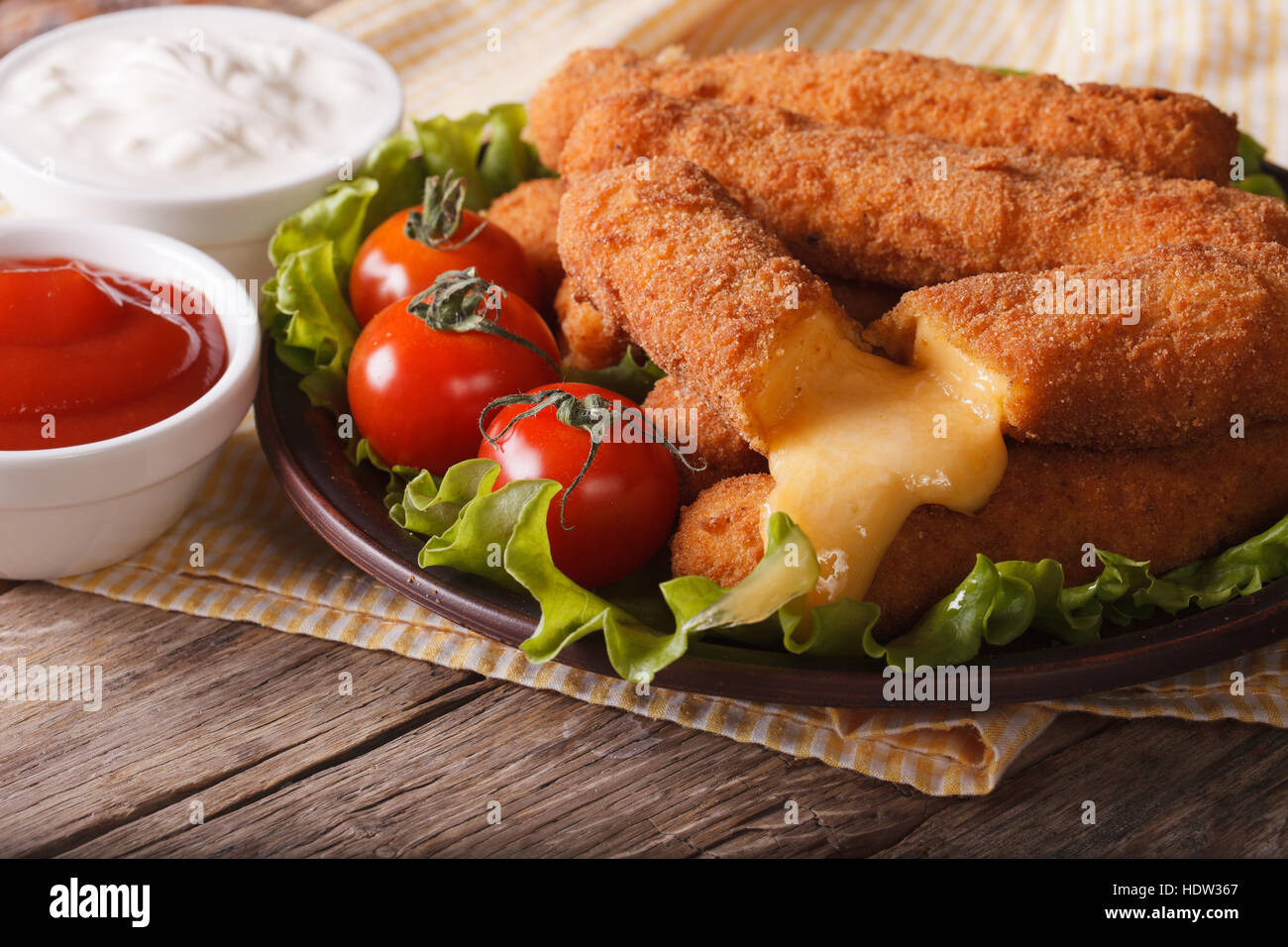 Le fromage et les légumes frits à chaud sur une plaque, horizontal, style rustique Banque D'Images