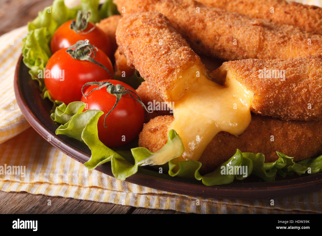 Délicieux fromage frit close-up et des légumes frais sur une plaque horizontale, Banque D'Images