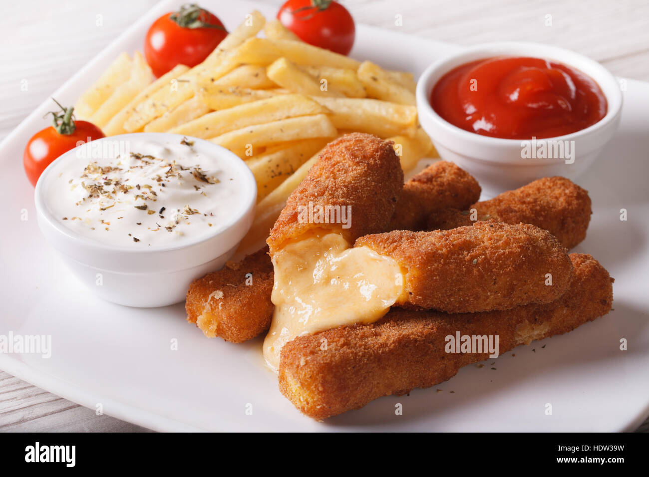 Le fromage frit et frites avec sauce sur une assiette horizontale, close-up Banque D'Images