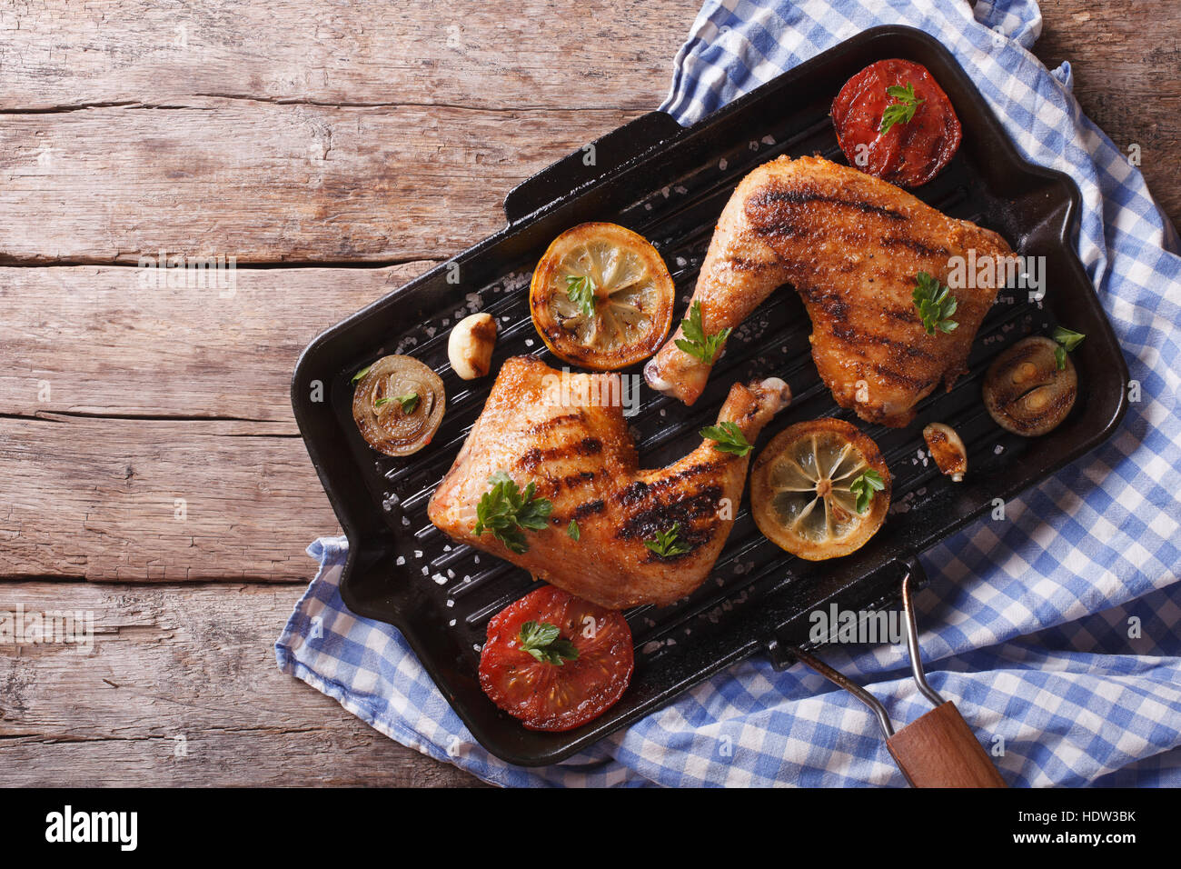 Cuisse de poulet grillé et légumes sur le grill pan. vue horizontale à partir de ci-dessus, style rustique Banque D'Images