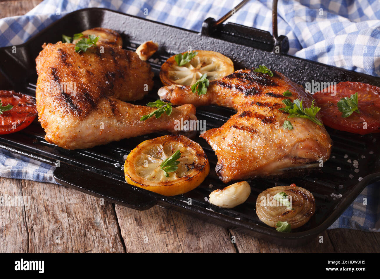 Des cuisses de poulet grillées sur un gril close-up horizontale, style rustique. Banque D'Images