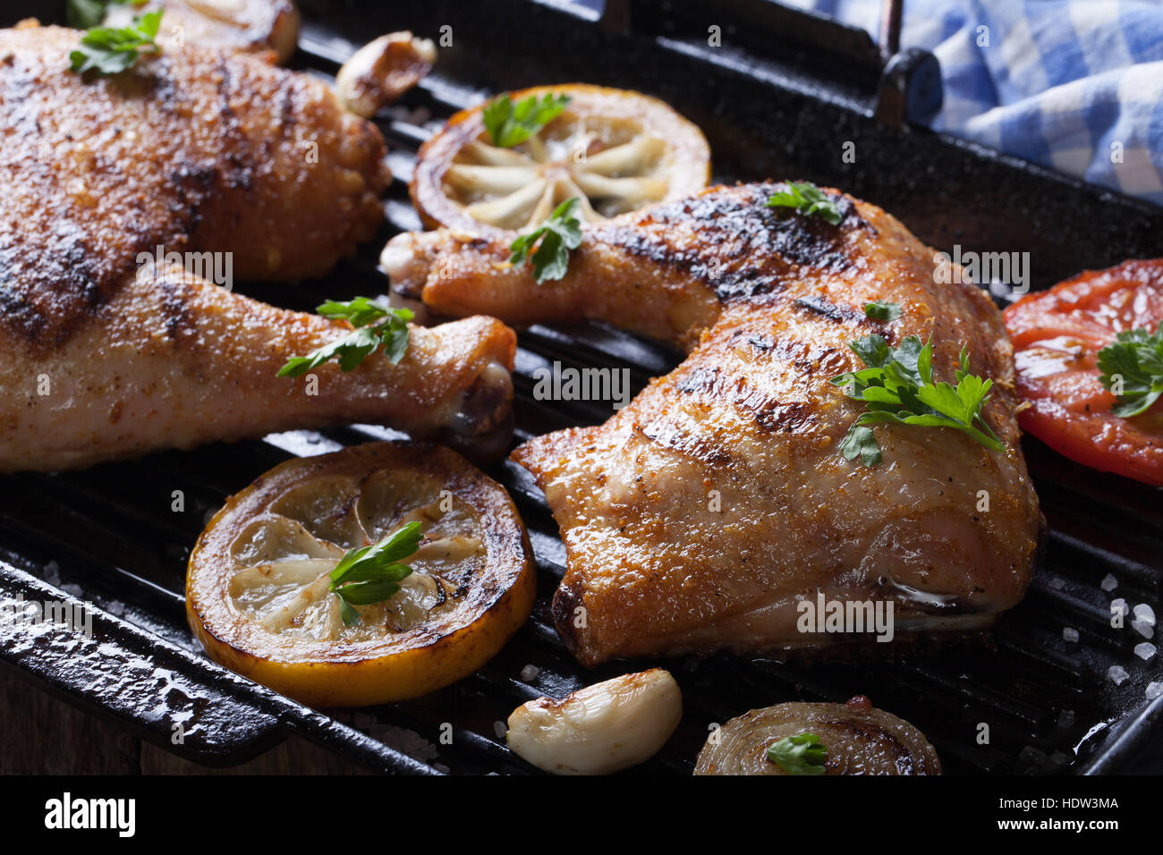 Deux cuisses de poulet grillé et légumes sur le grill pan horizontal macro. Banque D'Images