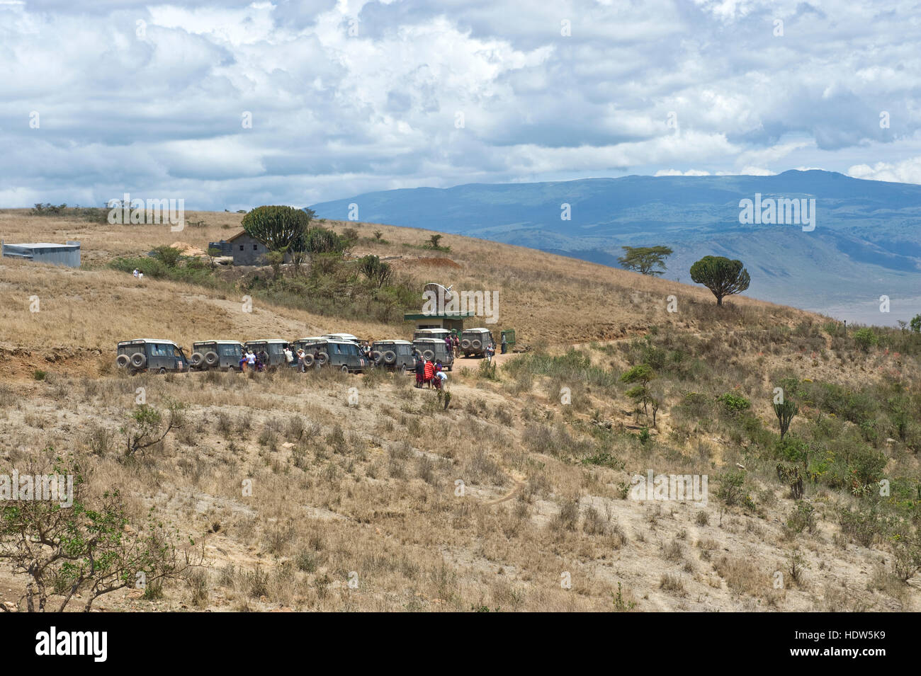 Voitures en attente à la porte pour entrer dans le cratère du Ngorongoro, Seneto descendre road, région d'Arusha, Tanzanie Banque D'Images