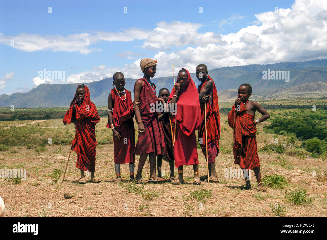 Enfants Massaïs se tenant ensemble, Engaruka, région d'Arusha, Tanzanie Banque D'Images