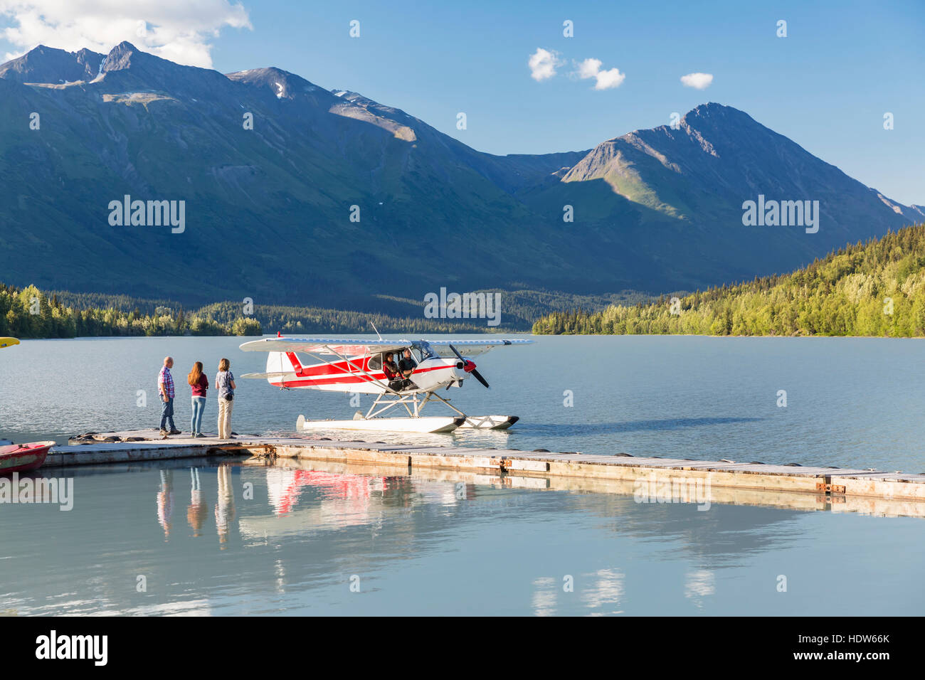 Les visiteurs attendre le pilote à quai tandis que, d'un sentier Lake Hydravions, Moose Pass, péninsule de Kenai, Southcentral Alaska, USA Banque D'Images