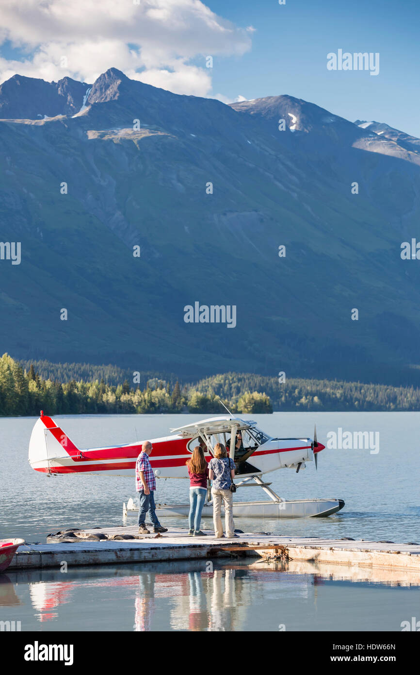 Les visiteurs attendre le pilote à quai tandis que, d'un sentier Lake Hydravions, Moose Pass, péninsule de Kenai, Southcentral Alaska, USA Banque D'Images