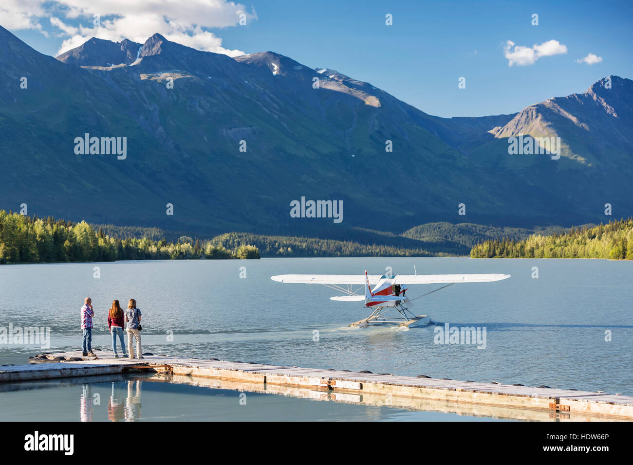Les visiteurs un hydravion s'écarter, Trail Lake Hydravions, Moose Pass, péninsule de Kenai, Southcentral Alaska, USA Banque D'Images