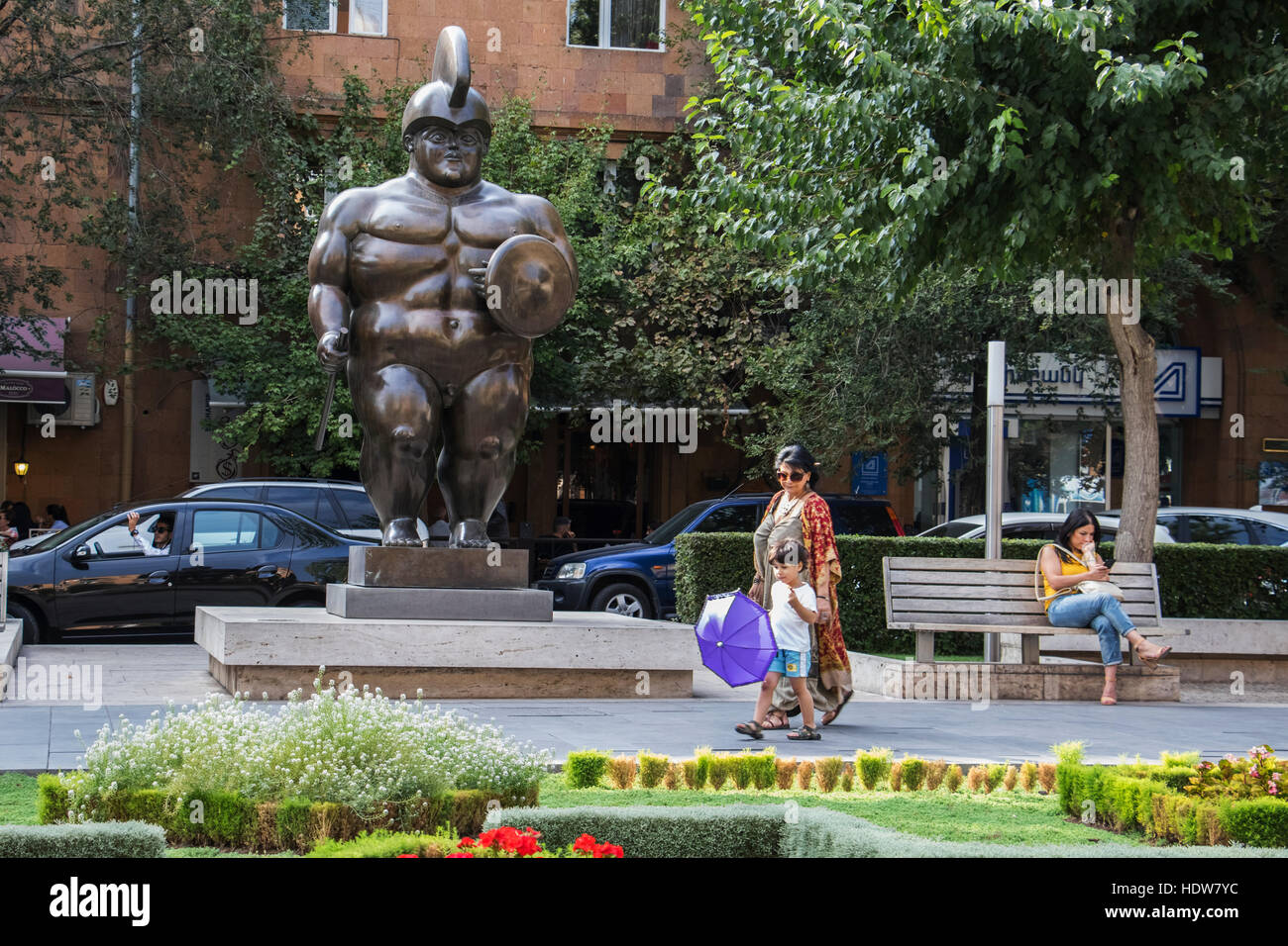 Soldat romain, la sculpture de Fernando Botero sur l'affichage à la Cafesjian Museum of Art de la cascade d'Erevan, Erevan, Arménie Banque D'Images