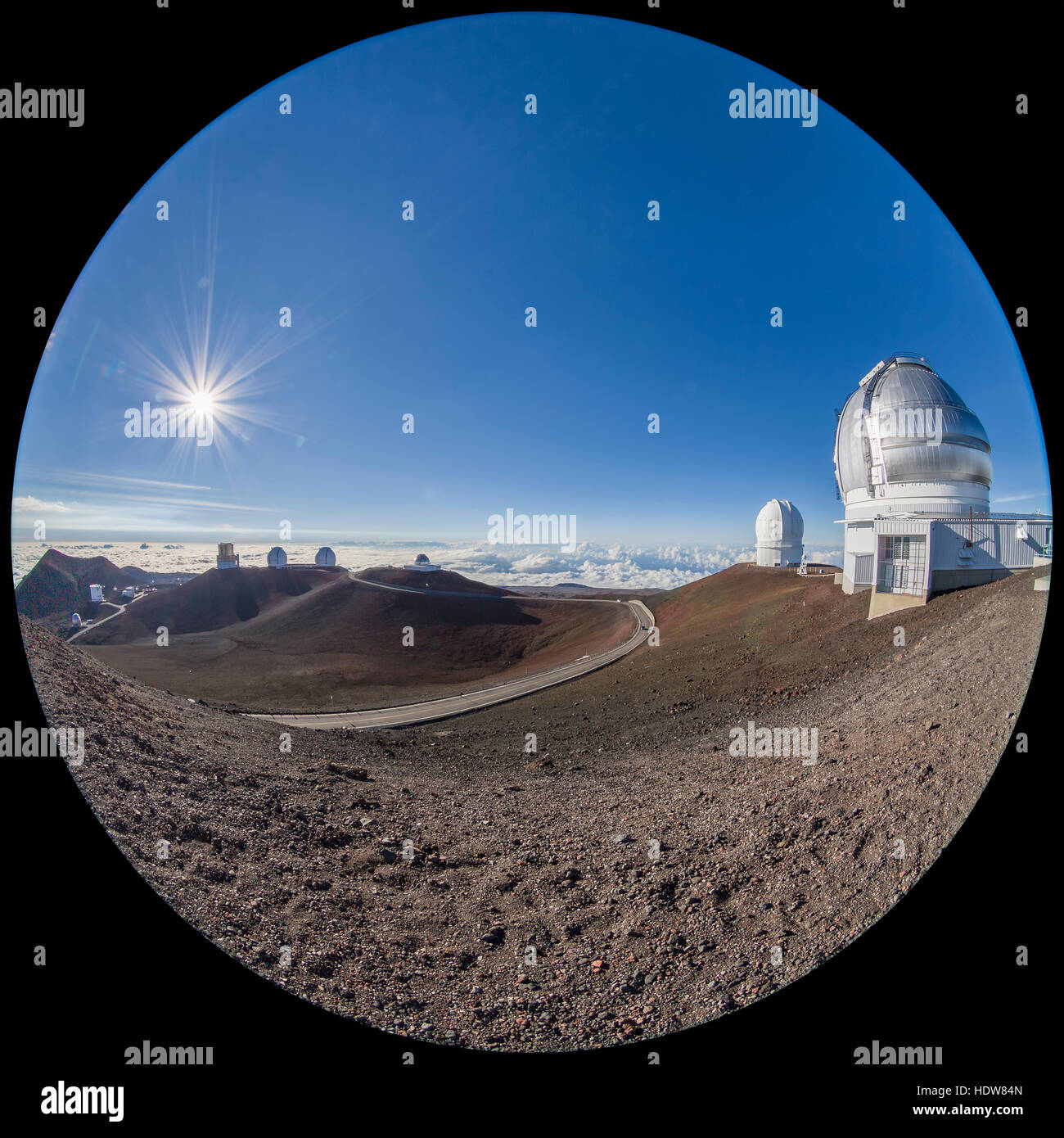 Vue fisheye de sommet de Mauna Kea à Hawaii montrant Suburu, Twin Kecks, CFHT et Gemini 0bservatories Banque D'Images