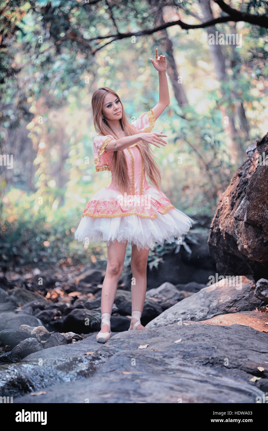 Portrait de l'Asie belle fille en robe de ballet sur la nature Banque D'Images