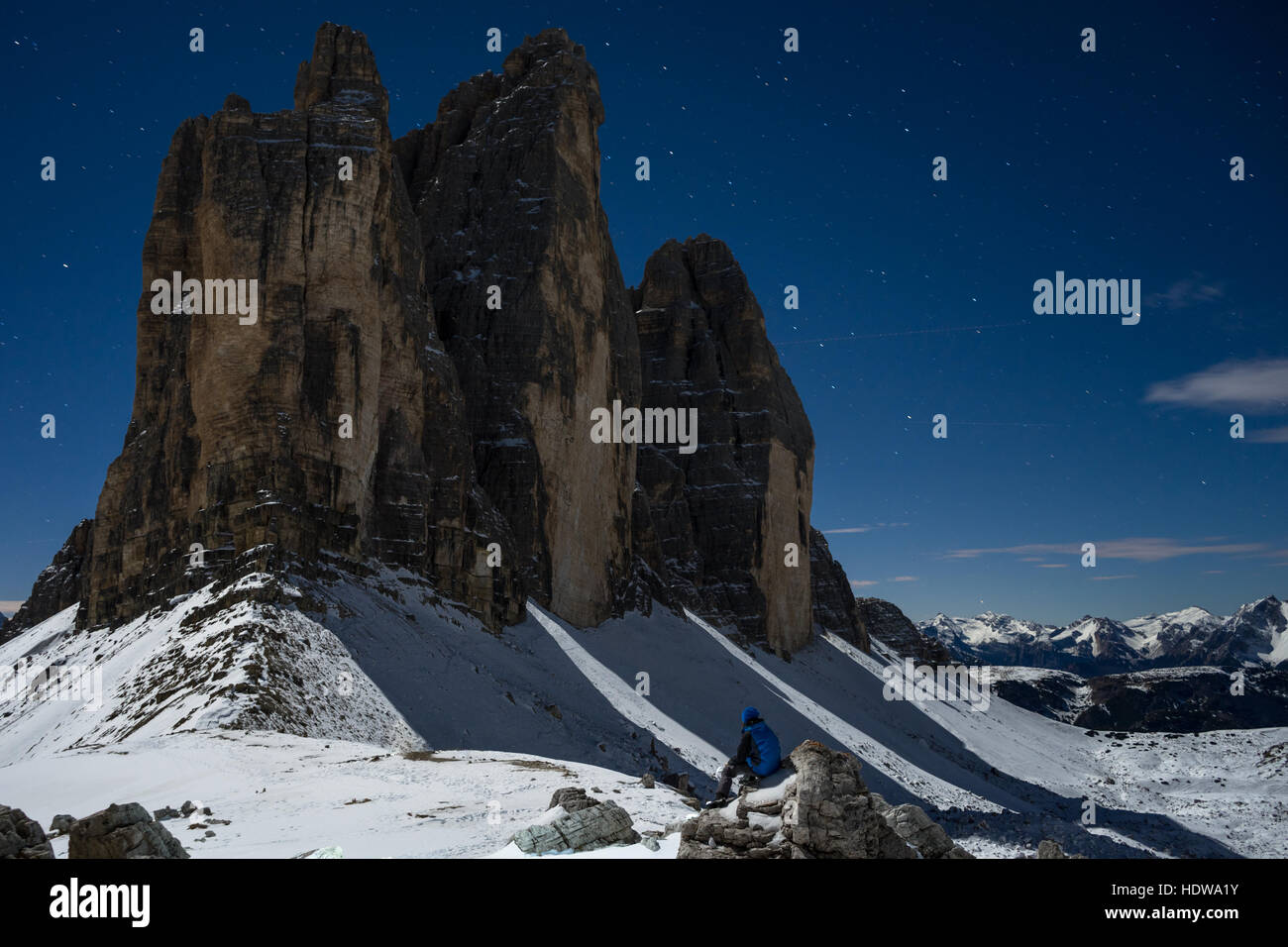 L'homme assis à Tre Cime di Lavaredo ou Drei Zinnen dans la nuit avec la lune, dans les Dolomites de Belluno,,Südtirol,Alto Adige - Italie Banque D'Images