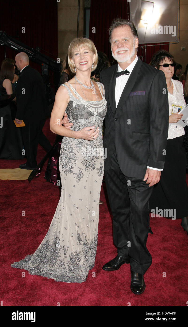 Taylor Hackford et Helen Mirren arrivent au 77e Annual Academy Awards à Los Angeles le 21 février 2005. Crédit photo: Francis Specker Banque D'Images