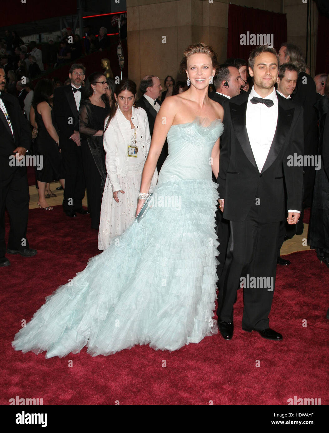 Charlize Theron et Stuart Townsend à la 77e annuelle des Academy Awards à Los Angeles le 21 février 2005. Crédit photo : Francis Specker Banque D'Images