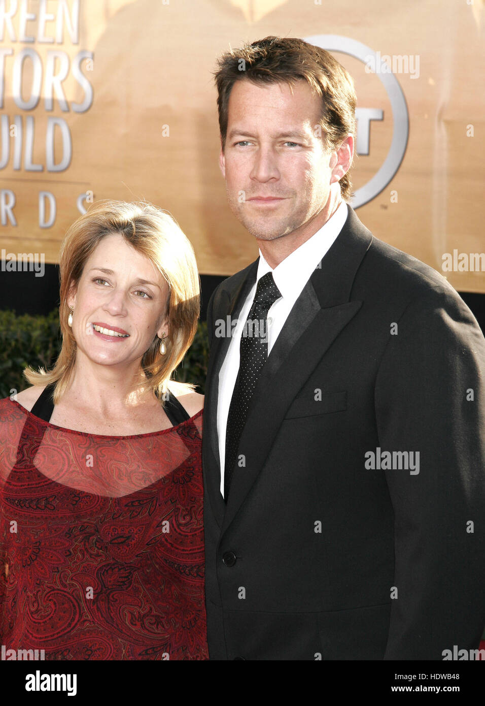 James Denton (R) et sa femme Erin O'Brien à la Screen Actors Guild Awards à Los Angeles le 5 février 2005 Crédit photo : Francis Specker Banque D'Images