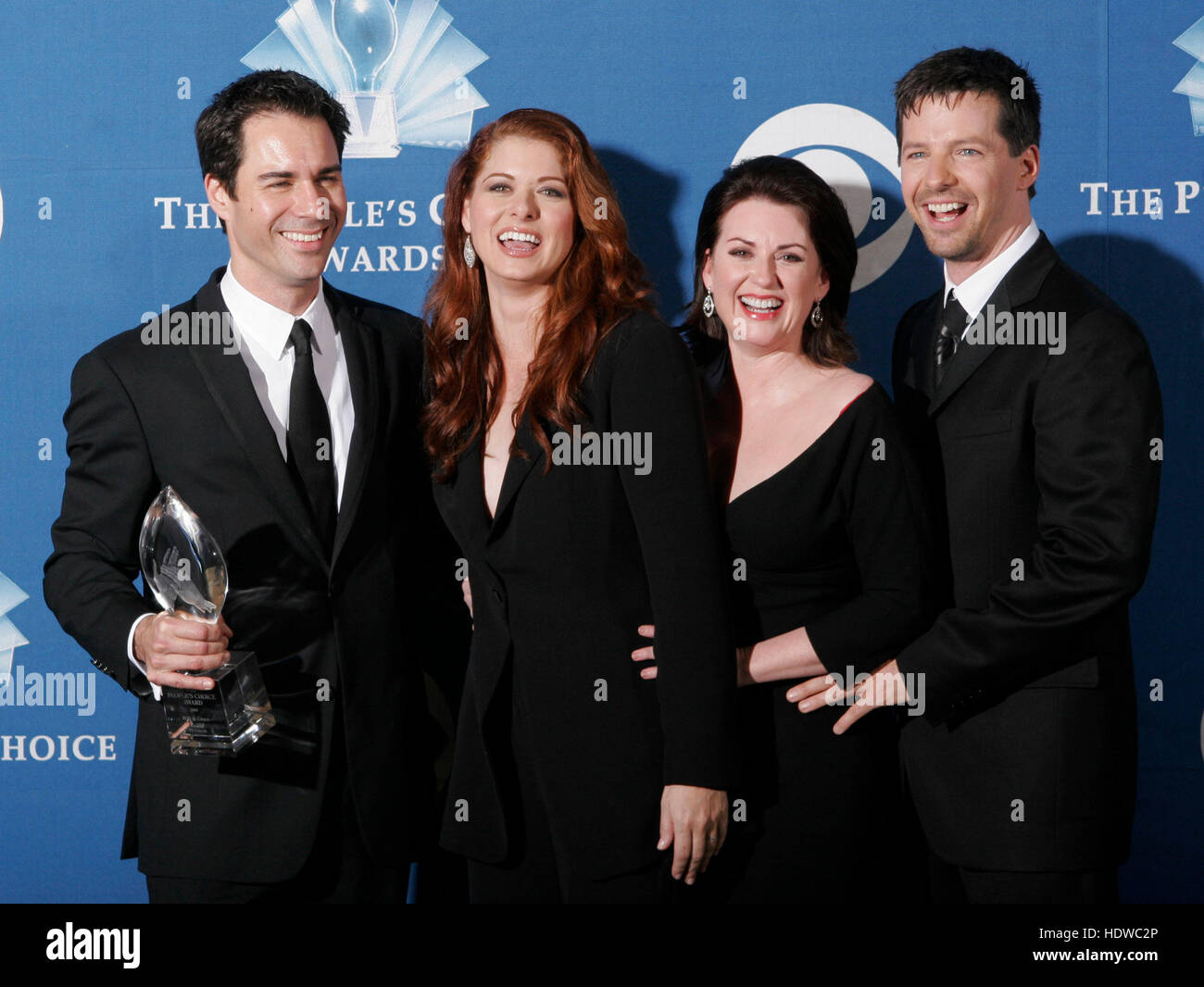 Le casting de "Will et Grace", de gauche, Eric McCormack, Debra Messing, Megan Mullally et Sean Hayes au People's Choice Awards, à Pasadena, Californie le dimanche, 09 janvier, 2004. Crédit photo : Francis Specker Banque D'Images