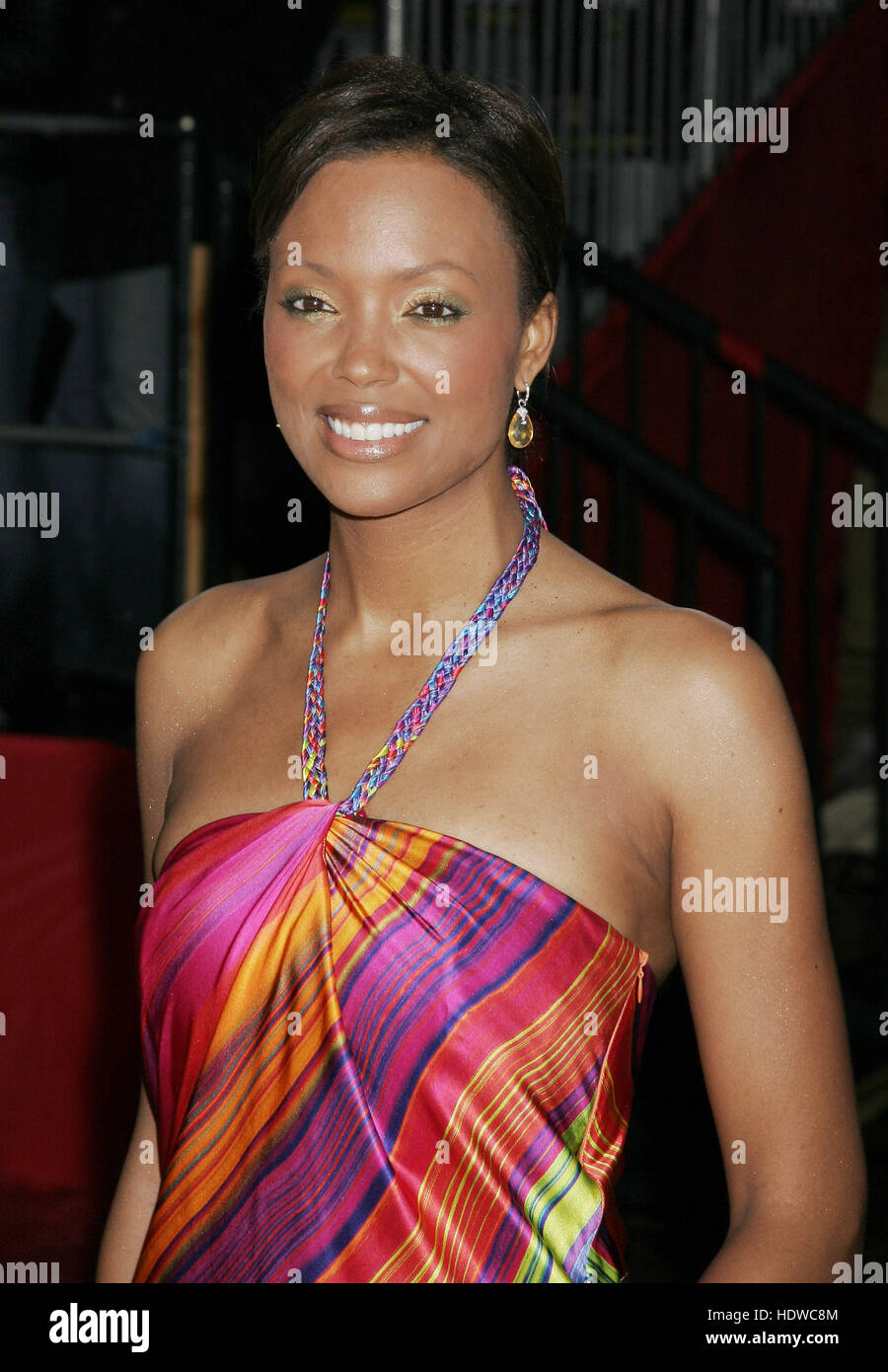 Aisha Tyler arrive au People's Choice Awards, à Pasadena, Californie le dimanche 9 janvier 2005. Crédit photo : Francis Specker Banque D'Images