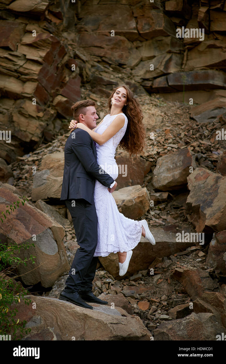 Bride and Groom hugging dans les montagnes Banque D'Images