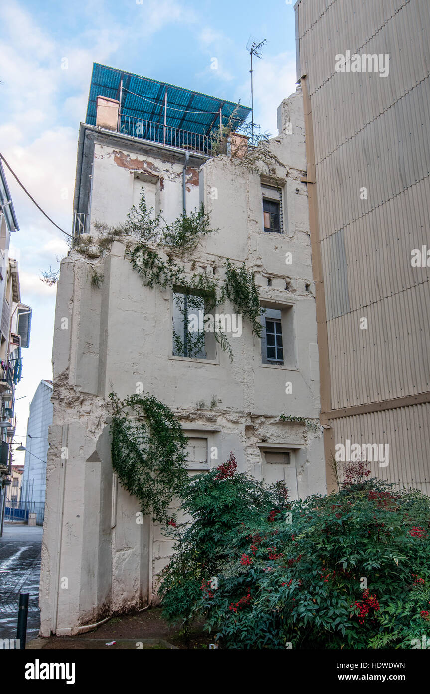 La façade blanche en ruines dans la ville d'Olot, Catalogne Banque D'Images