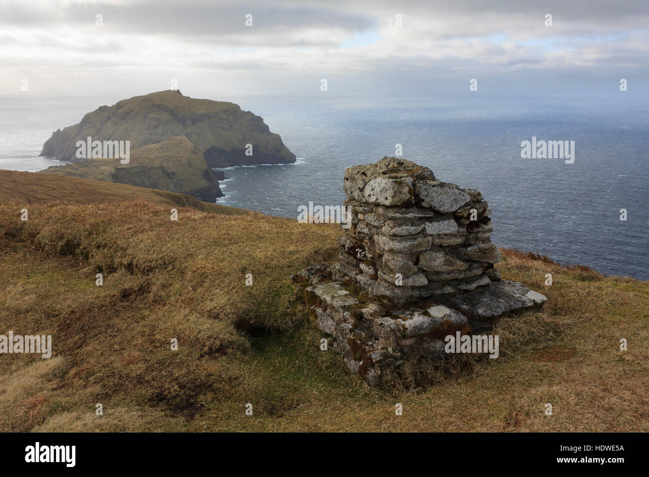 L'Ordnance Survey trig pilar sur Conaichar, hirta, avec l'île de Soay en arrière-plan. L'archipel de St Kilda, Ecosse Banque D'Images