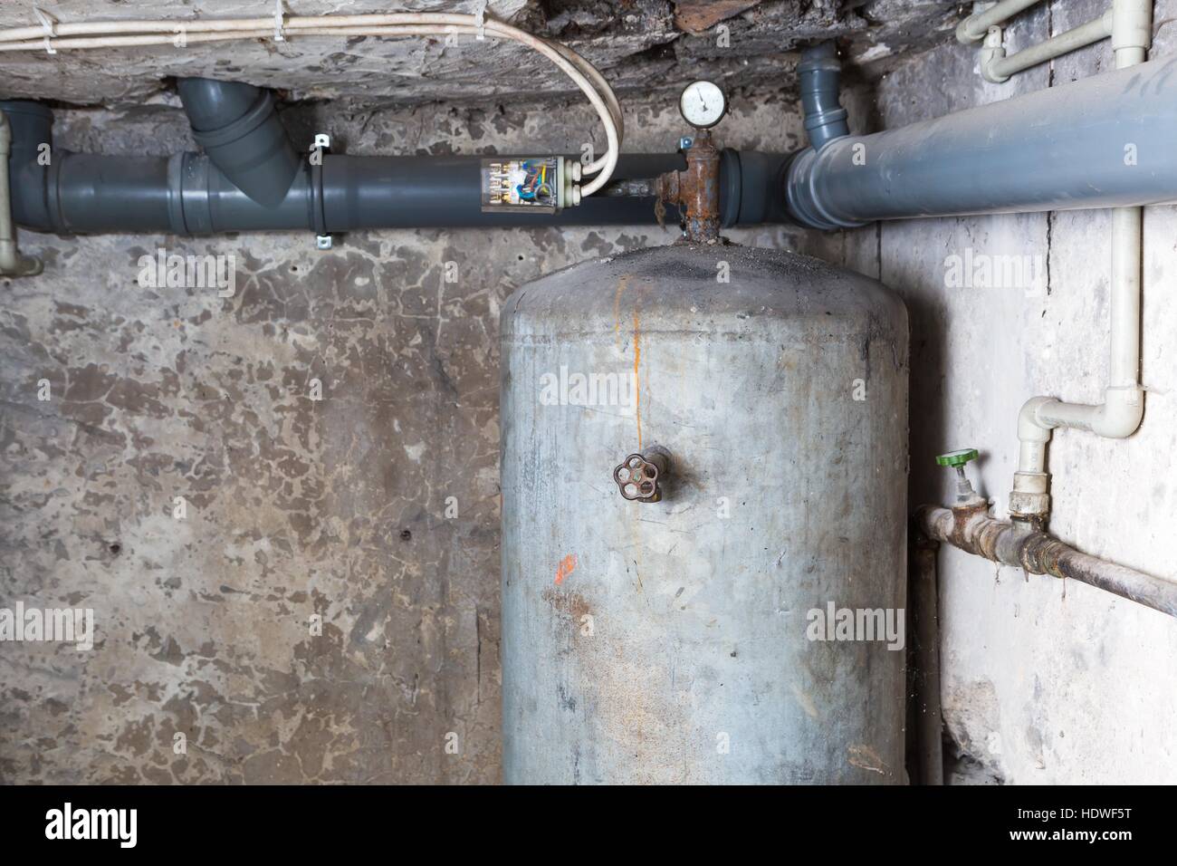 Chaudière en sous-sol à la maison. Réservoir d'eau de maison. Équipement hydraulique Banque D'Images